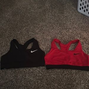 S red and black nike sports bra